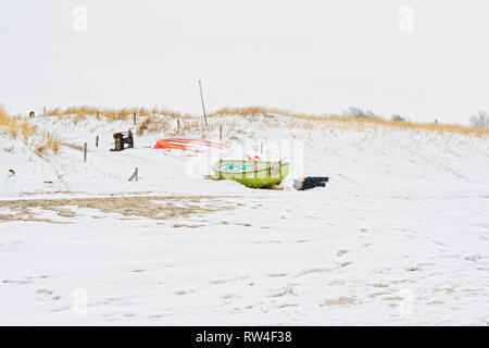 Fisher barche su dune di nomi pensinla darss in Germania. neve sulla spiaggia. Foto Stock
