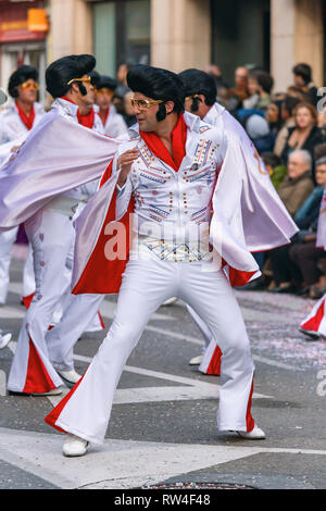 Carnevale tradizionale in una cittadina spagnola Palamos in Catalogna. Molte persone in costume e interessante per il make-up. 03. 01. 2019 Spagna Foto Stock