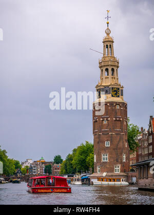 Amsterdam, Paesi Bassi - 26 agosto 2018: Cityscape di Amsterdam con Canal, boat e case olandesi tradizionali Foto Stock