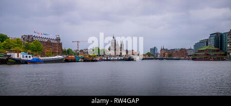 Amsterdam, Paesi Bassi - 26 agosto 2018: Cityscape di Amsterdam con Canal, boat e case olandesi tradizionali Foto Stock