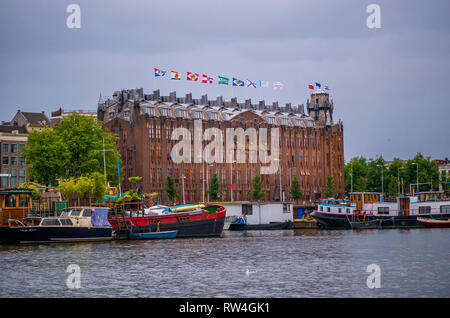 Amsterdam, Paesi Bassi - 26 agosto 2018: Cityscape di Amsterdam con Canal, boat e case olandesi tradizionali Foto Stock