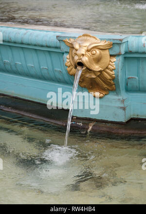 Dettaglio artistico sulla famosa Fontana di Ross landmark nei giardini di Princes Street nel centro di Edimburgo, Scozia Foto Stock