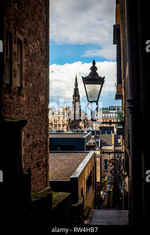 Vista di Edimburgo con una lampada di antiquariato in primo piano Foto Stock