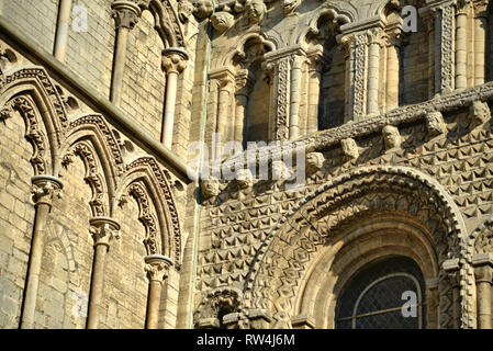Dettaglio della parte sud-ovest di transetto e west tower, Cattedrale di Ely Foto Stock