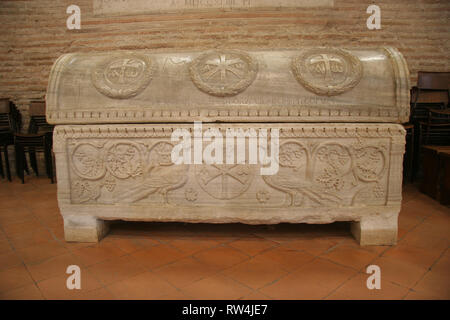 Italia. Ravenna. Basilica di Sant Apollinare in Classe. v secolo. Sarcofago. Foto Stock