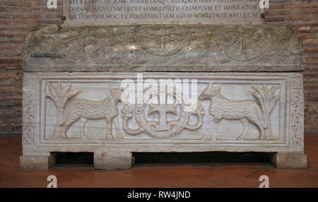 Italia. Ravenna. Basilica di Sant Apollinare in Classe. Sarcofago. Foto Stock