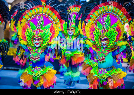 Partecipanti al Masskara Festival nelle Filippine Bacolod Foto Stock