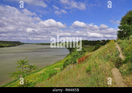 Ucraina, fortezza Hotinskaya Khotyn nella città di Chernivtsi regione sotto il cielo blu sulle rive del fiume Dniester maggio su 3, 2015 Foto Stock