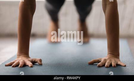 Donna pratica lo yoga, Plank pongono, spingere ups o premere ups Foto Stock