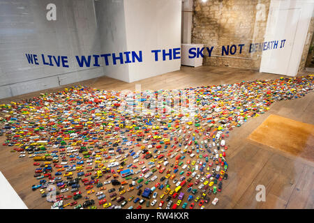 Un interessante artwork visualizzare in un vuoto di vetrina in bagno, N.E. Il Somerset, Inghilterra, Regno Unito Foto Stock