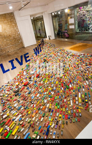 Un interessante artwork visualizzare in un vuoto di vetrina in bagno, N.E. Il Somerset, Inghilterra, Regno Unito Foto Stock