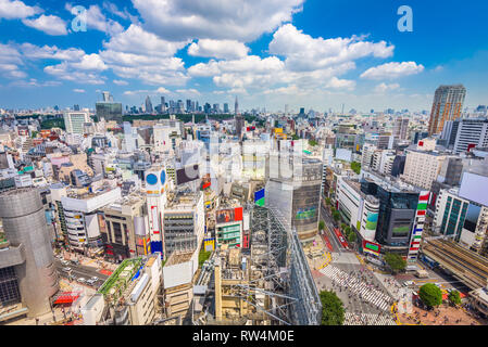 Shibuya, Tokyo, Giappone skyline della città su Shibuya Crosswalk Scramble nel pomeriggio. Foto Stock