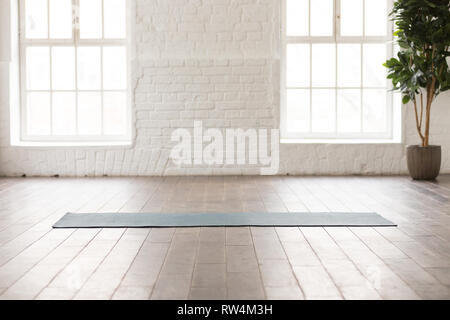 Materassino Yoga naturale sul pavimento in legno nella camera a vuoto Foto Stock