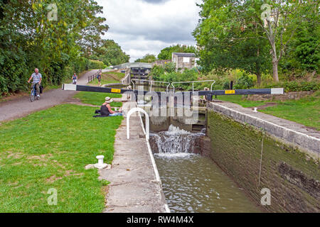 Il restaurato Widcombe si blocca sul Kennet & Avon Canal in bagno, N.E. Il Somerset, Inghilterra, Regno Unito Foto Stock