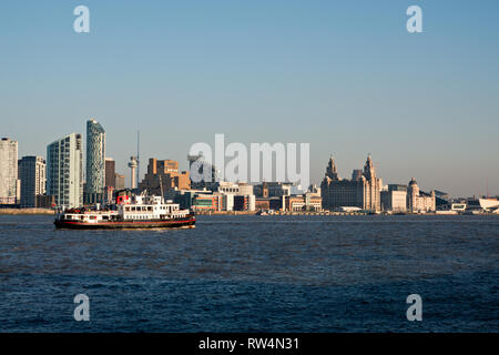 Il Traghetto Mersey vele di fronte a Liverpool, famoso in tutto il mondo gli edifici sul lungomare. Foto Stock