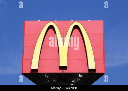 Emstek, Germania - 22 Luglio 2018: Mc Donald's logo su un palo. McDonald's è il più grande del mondo di catena di hamburger fast food e ristoranti Foto Stock