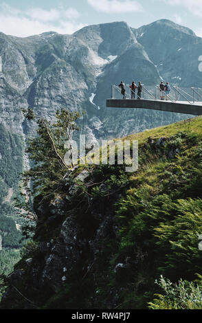 I turisti che si godono il punto di osservazione della montagna a Utsikten lungo il Gaularfjellet National Scenic Route in Norvegia - Norway National Tourist Route turismo Foto Stock