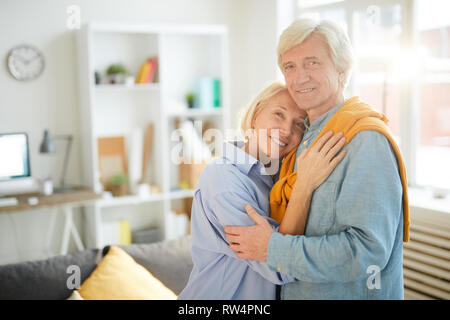 Romantico coppia Senior in presenza di luce solare Foto Stock