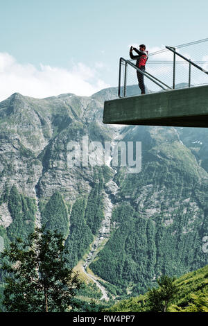 Un turista che gode il punto di vista a Utsikten lungo il Gaularfjellet National Scenic Route in Norvegia - Norvegia percorso turistico nazionale turismo Foto Stock