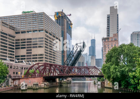 Il Kinzie Street ponte ferroviario attraverso il ramo nord del fiume Chicago è ora bloccato permanentemente aperto Foto Stock