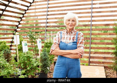 Sorridente giardiniere Senior Foto Stock