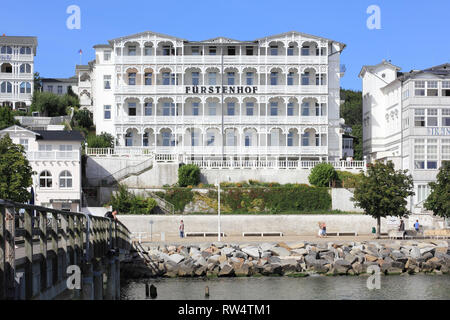 La passeggiata sulla spiaggia e l'Hotel Fürstenhof in Sassnitz Foto Stock