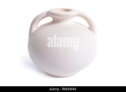 Piccola Anfora in ceramica isolata su sfondo bianco. Foto Stock