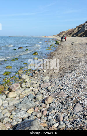 Wustrow, Meclenburgo-Pomerania/ Germania 15 Marzo 2018: la gente camminare lungo il Mar Baltico sulla scogliera e sulla spiaggia di nomi di villaggi Ahrenshoop e Wustrow ( Foto Stock