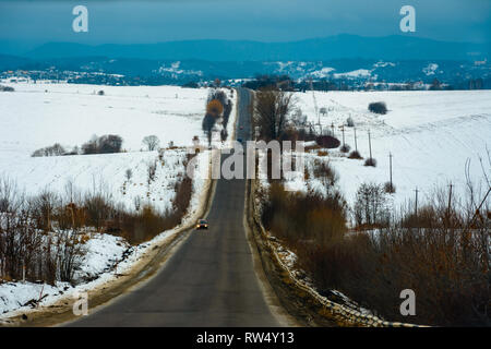 Un driver irritata si sposta lentamente sulla estremamente poveri strade ucraine 2019 Foto Stock