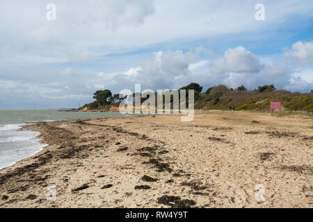 Vista della spiaggia di Lepe, una popolare destinazione di viaggio dal mare in Hampshire, Regno Unito Foto Stock