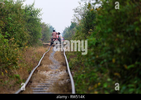 Il treno di bambù viaggi ferroviari, nei pressi di Battambang nel sud-ovest della Cambogia Foto Stock