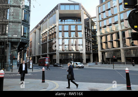 Street View di donna camminare vicino a la Bloomberg Building uffici su Queen Victoria Street nella città di Londra Inghilterra KATHY DEWITT Foto Stock