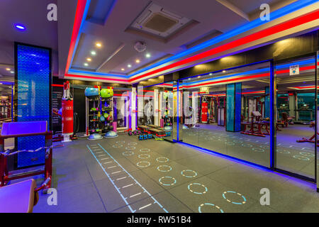 GM Life Fitness club salute camera interna riempita con attrezzature per il fitness e la macchina ginnica di Krabi, in Thailandia. Foto Stock