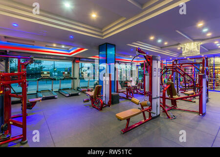 GM Life Fitness club salute camera interna riempita con attrezzature per il fitness e la macchina ginnica di Krabi, in Thailandia. Foto Stock