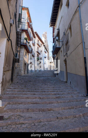 Scale a Morella e il campanile della chiesa di Santa Maria, Spagna Foto Stock