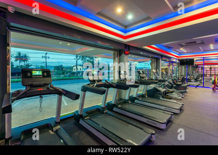 GM Life Fitness club salute camera interna riempita con attrezzature per il fitness e la macchina ginnica di Krabi, in Thailandia. Foto Stock