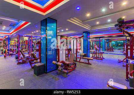 GM Life Fitness club salute camera interna riempita con attrezzature per il fitness e la macchina ginnica di Krabi, in Thailandia. Foto Stock