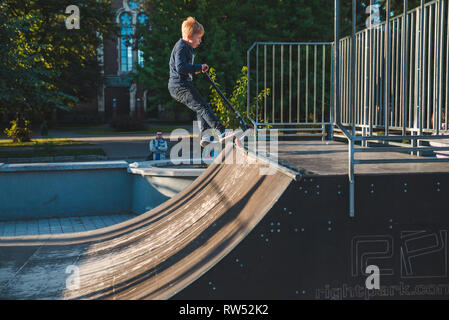 LVIV, Ucraina - 30 Settembre 2018: kids ride su scooter a skate park. extreme tempo libero Foto Stock