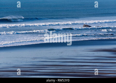 Widemouth Bay, Cornwall, Inghilterra, Regno Unito. Febbraio 2019. Widemouth Bay, vicino a Bude, North Cornwall con lo sfondo del mare con la bassa marea. Foto Stock