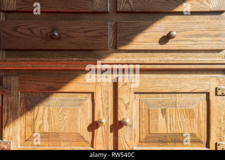 Vista dettagliata del vintage armadio in legno, marrone anticato vecchio con le ombre Foto Stock