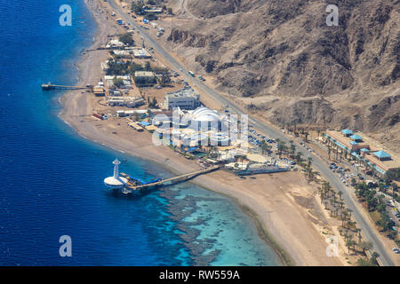 Eilat, Israele - 28 Febbraio 2019: volare oltre la costa a Eilat di Israele Foto Stock