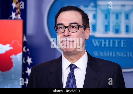 Il segretario al Tesoro Steven Mnuchin prende le domande da reporter alla Casa Bianca di Washington il 28 gennaio 2019. La Casa Bianca ha annunciato nuove sanzioni economiche contro il Venezuela. Foto Stock