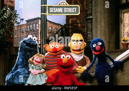 MONSTER,ERNIE,ELMO,BERT,GROVER, Sesame Street, 1969 Foto Stock