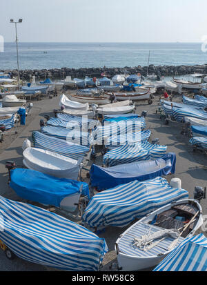 Barche in sosta in un porto di Levanto, Italia Foto Stock