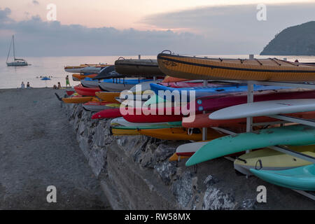 Naviga in una spiaggia di sera Foto Stock