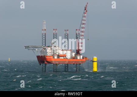 Il jack-up alloggio imbarcazione GMS adoperano visto all'Ørsted Hornsea 1 offshore wind farm nella zona centrale del Mare del Nord a largo della costa dell'Inghilterra. Foto Stock