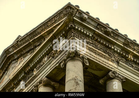 Parte del tetto in pietra con motivi in rilievo in motivi armena sul tempio pagano costruito in onore del dio Sole Mitra nel villaggio di Garni, vicino a Y Foto Stock