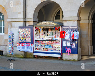 London, England, Regno Unito - 24 Febbraio 2019: Inglese tradizionale negozio di souvenir di Londra nella divisione Houshold area di carità Foto Stock