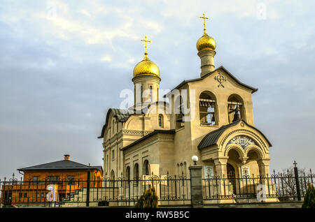 Yerevan,Armenia,gennaio 02,2019:chiesa di pietra bianca con cupole dorate e si incrocia nella chiesa ortodossa della Croce vivificante del Signore in Yer Foto Stock