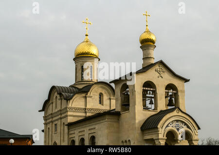 Yerevan,Armenia,gennaio 02,2019: cupole dorate con attraversa la Chiesa Ortodossa della Croce vivificante del Signore dietro a Yerevan su Admiral Foto Stock